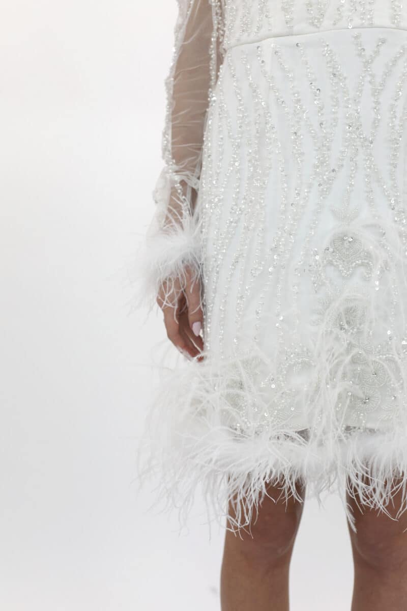 Rochie scurtă de seară cu corset din broderie albă cu pene OKSANA