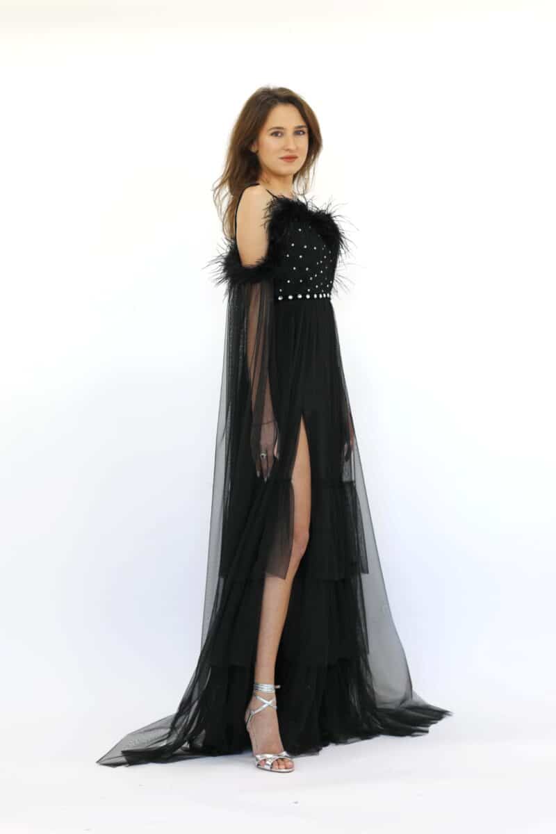 Rochie lungă de seară din tul negru cu pene de struț și cristale CELINA
